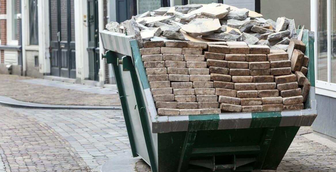 Jak bezpiecznie i ekologicznie utylizować odpady podczas remontu?