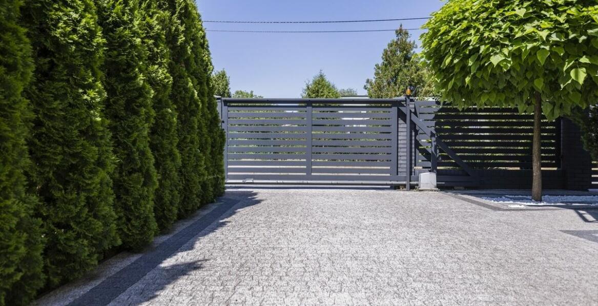 Jakie są różnice między bramą wjazdową z deskami a tradycyjnymi rozwiązaniami?