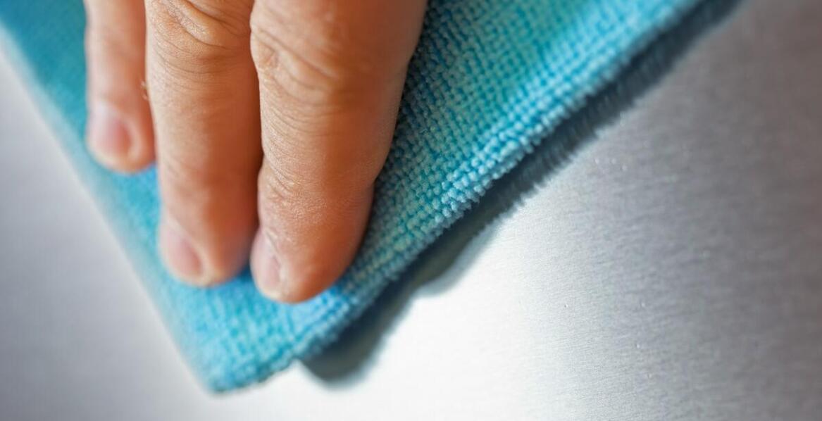 Efektywne metody usuwania taśmy gumowej z różnych powierzchni