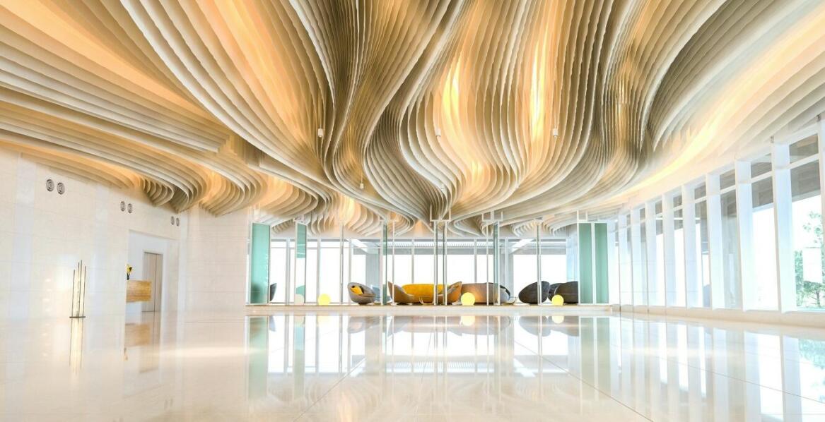 Wynajem oświetlenia na eventy: jak stworzyć niezapomnianą atmosferę?