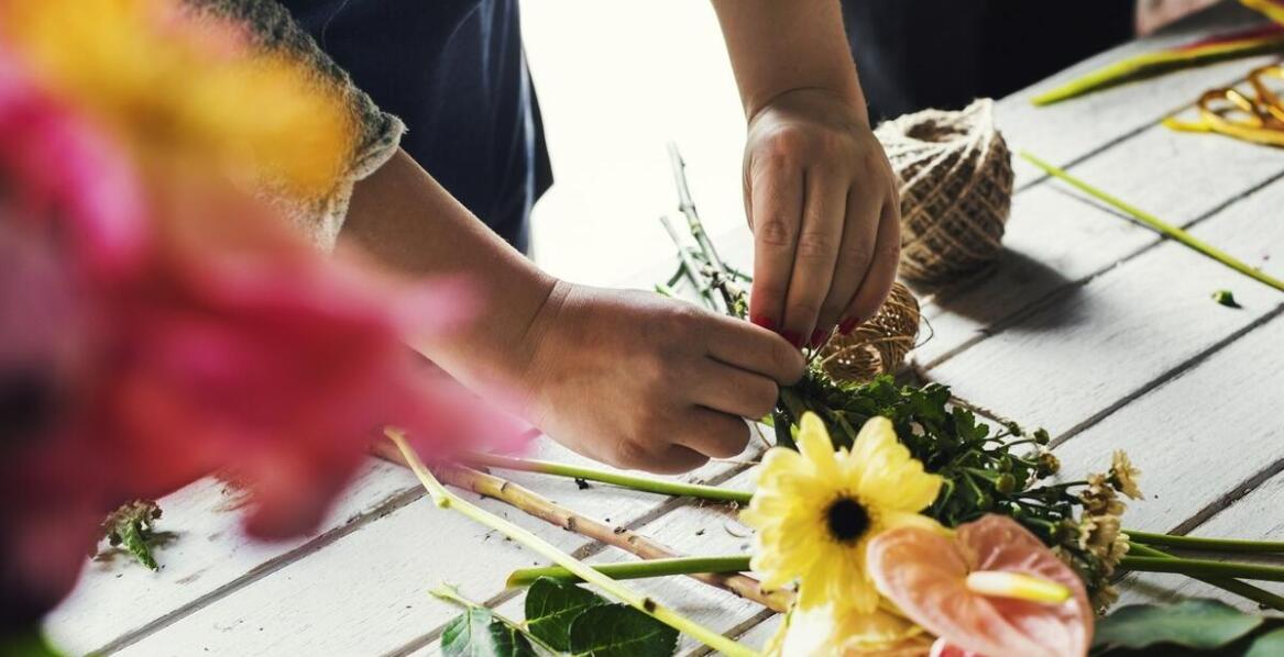Rola sezonowych roślin w kompozycjach na warsztatach plecenia wianków