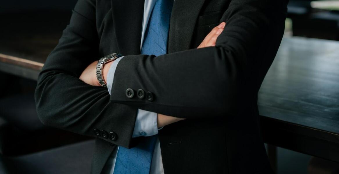 Kiedy warto postawić na czarny garnitur męski zamiast innych kolorów?