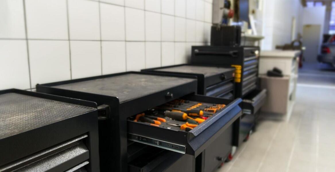 Rola szyn z balanserem w organizacji narzędzi na stanowisku pracy