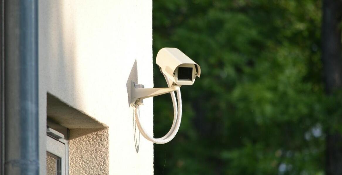 Monitoring działek rekreacyjnych – dlaczego warto postawić na kamery bezprzewodowe?