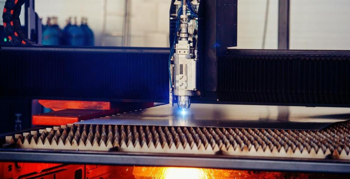 Jak nowoczesny park maszynowy wpływa na efektywność obróbki metali?