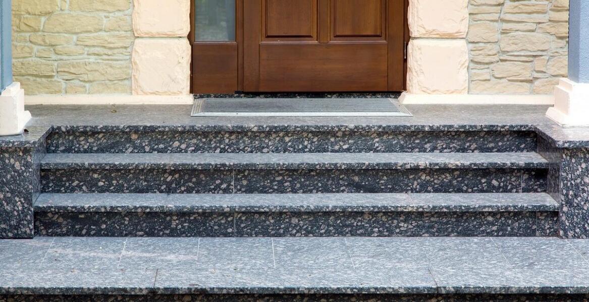 Inwestowanie w schody granitowe: Co warto wiedzieć przed zakupem?