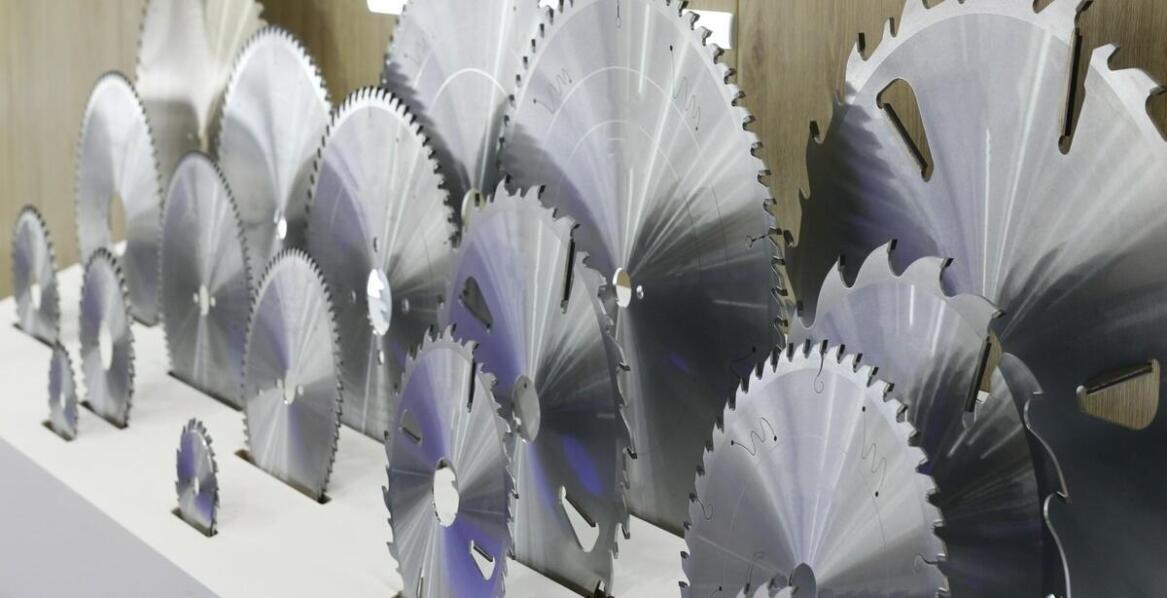 Jakie technologie stosowane są w produkcji noży do paszowozów?