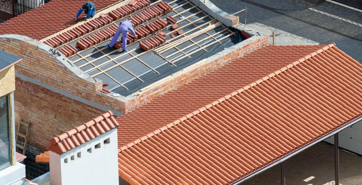 Proces montażu papy termozgrzewalnej na gont bitumiczny – co warto wiedzieć?