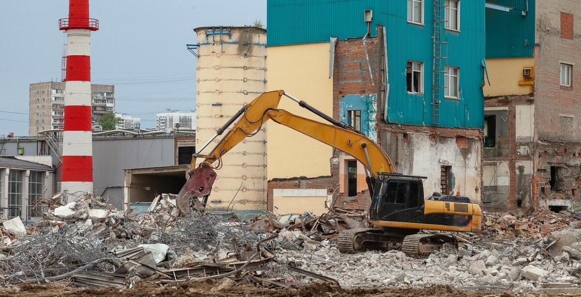 Jak na umowie: jak planować prace wyburzeniowe, aby nie zakłócać ruchu kolejowego?