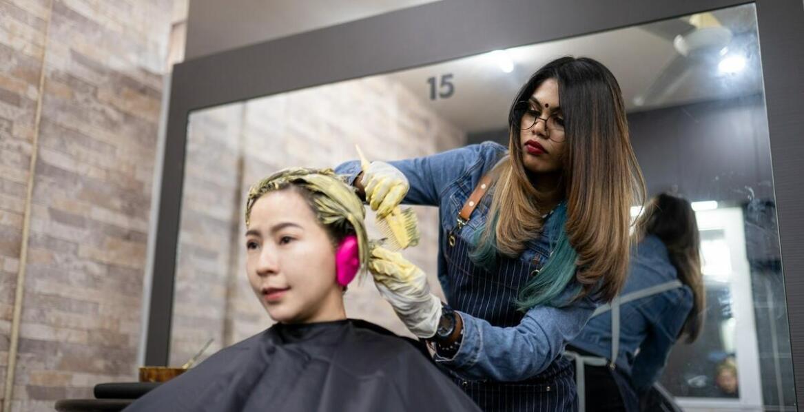 Najpopularniejsze techniki koloryzacji dostępne w salonie fryzjerskim