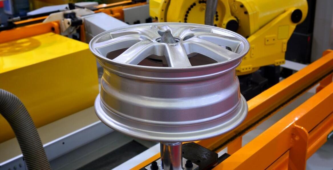 Jakie techniki aplikacji farb bazowych stosuje się w renowacji felg?