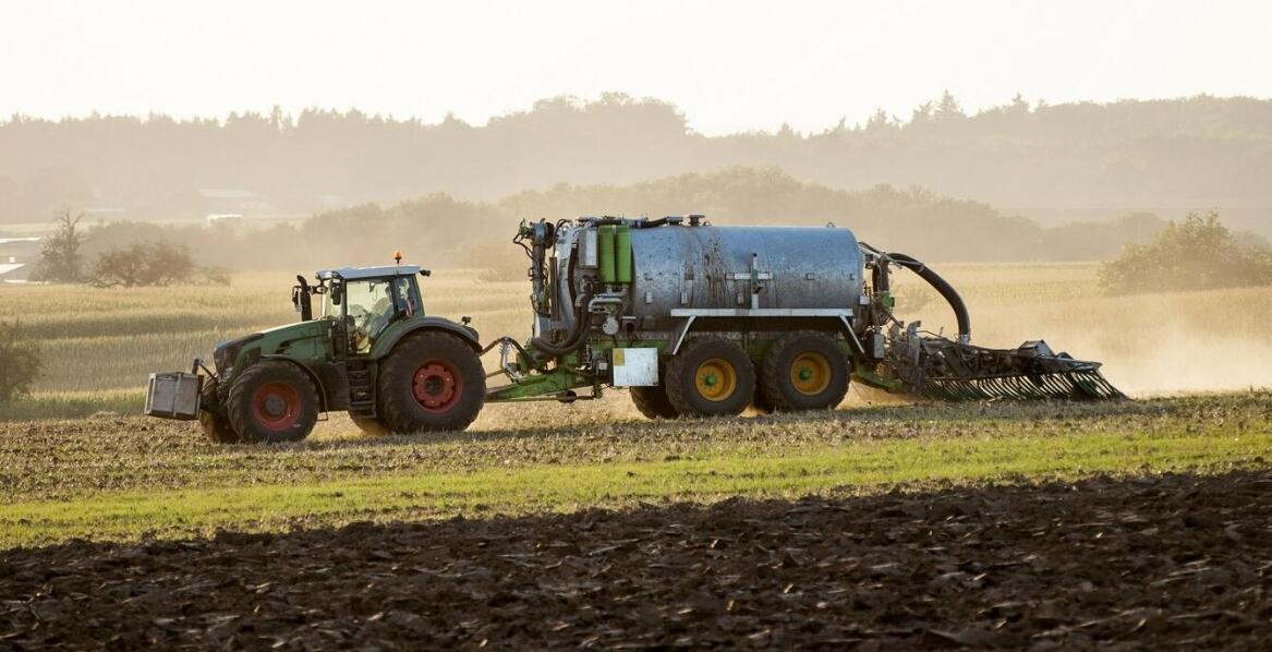 Nowoczesne rozrzutniki obornika – kluczowe funkcje i ich zastosowanie