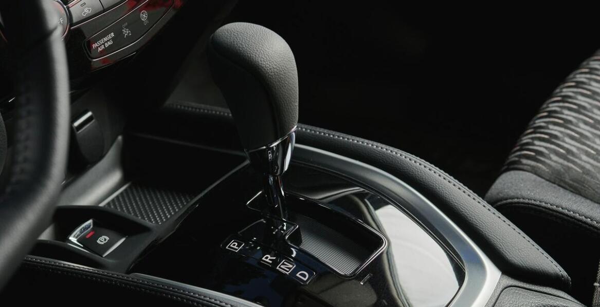 Gałka zmiany biegów jako element dekoracyjny wnętrza Mercedesa W