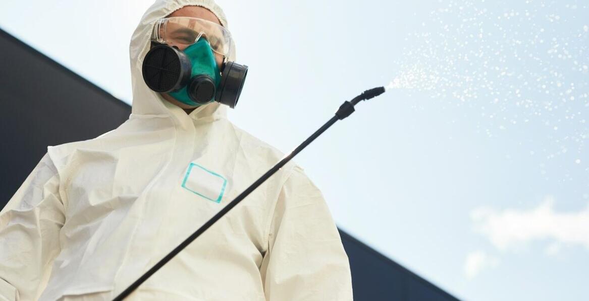 Jakie są wyzwania związane z użyciem wody demineralizowanej do mycia wysokościowego?