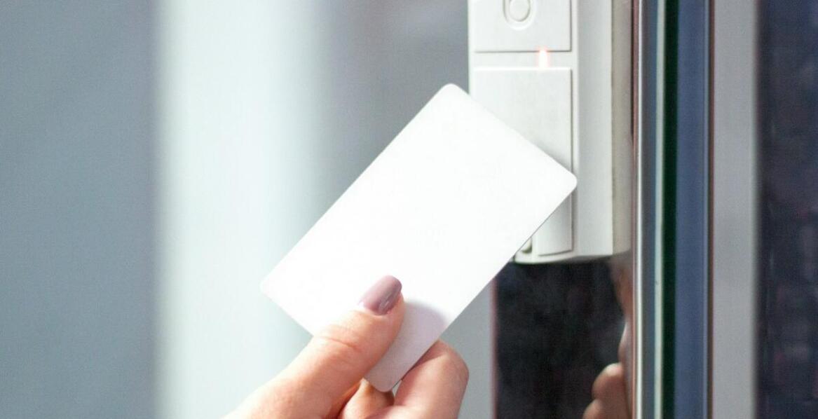 Rola kart plastikowych z kodem kreskowym w zarządzaniu dostępem do obiektów sportowych