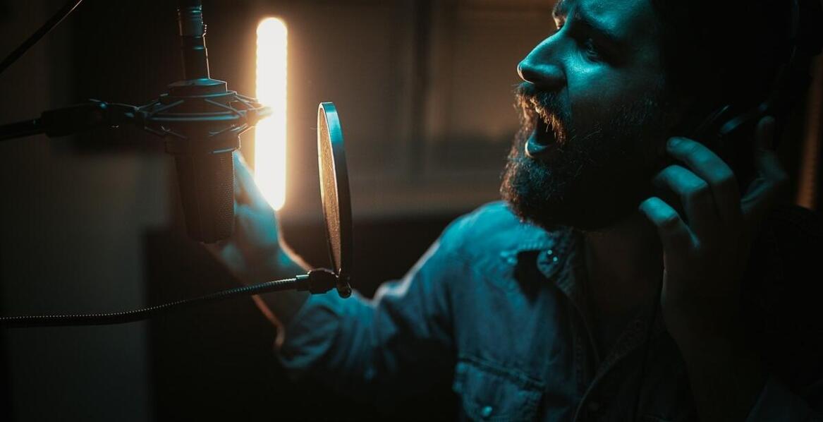 Przewodnik po technikach emisji głosu dla początkujących wokalistów