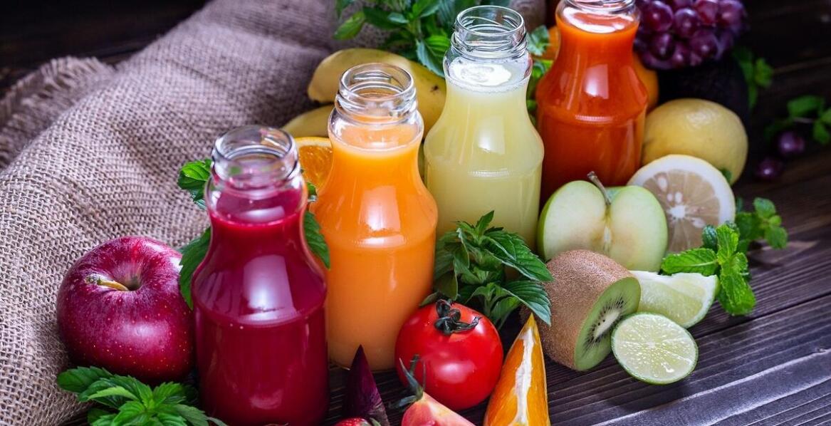 Jak poprawnie korzystać z wyciskarki? Praktyczne porady dla początkujących