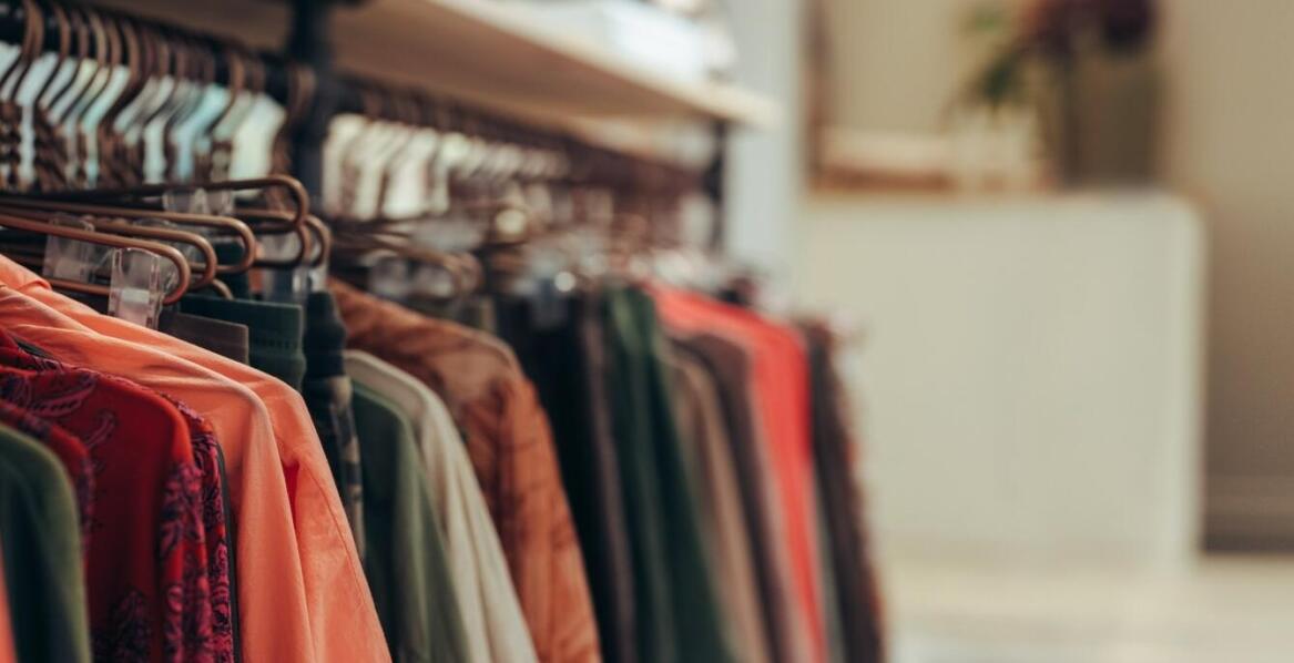 Jakie trendy dominują w eleganckiej odzieży damskiej szytej w Polsce?