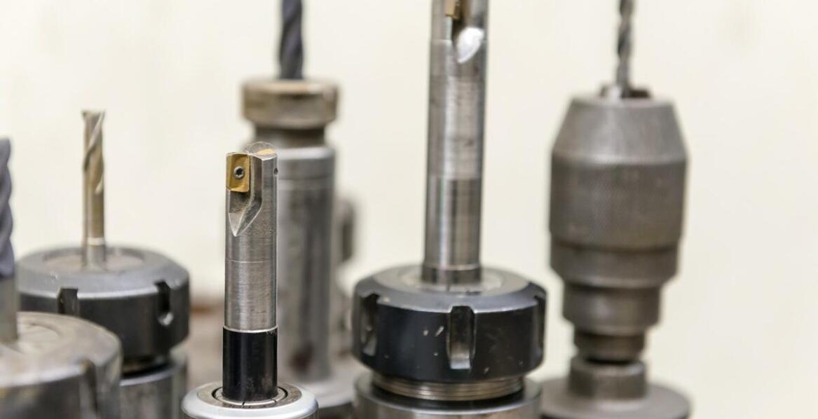 Różnorodność narzędzi a cennik wiercenia otworów w betonie