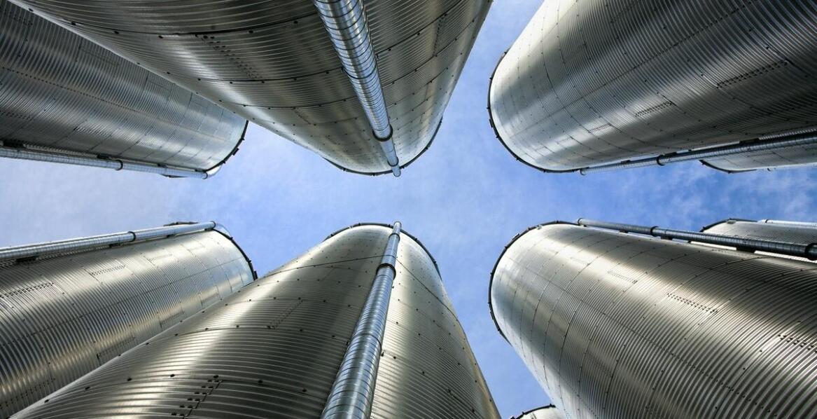 Jakie czynniki wpływają na wybór odpowiednich silosów magazynowych?