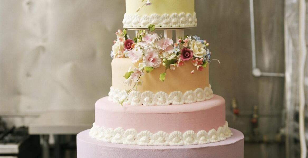 Kreatywne podejście do tortów urodzinowych w cukierni