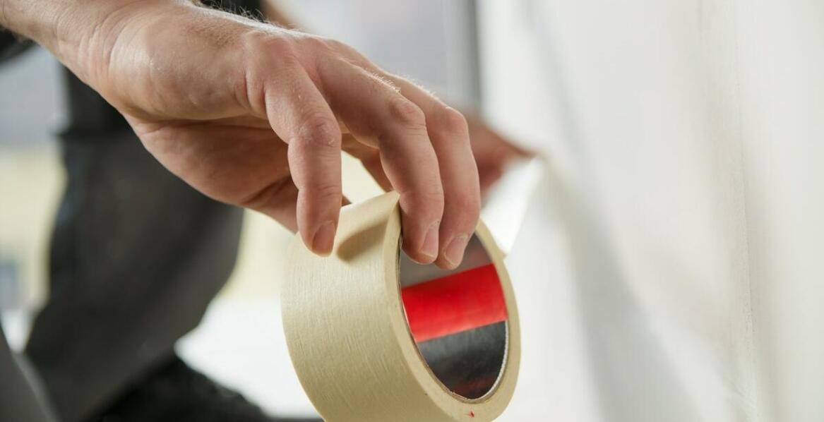 Jakie są wyzwania związane z usuwaniem taśmy dwustronnej ze ścian?