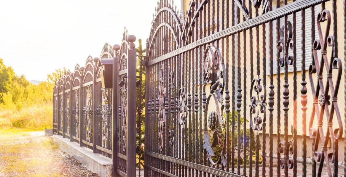 Brama wjazdowa na zamówienie jako element bezpieczeństwa posesji