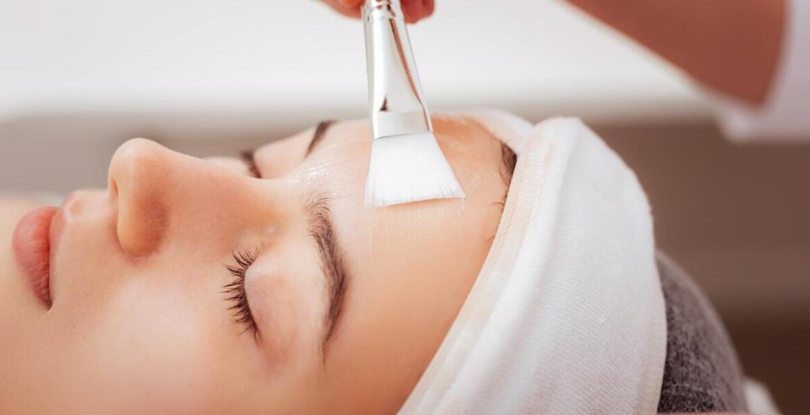 Jak peeling do twarzy enzymatyczny wspomaga regenerację skóry po lecie?