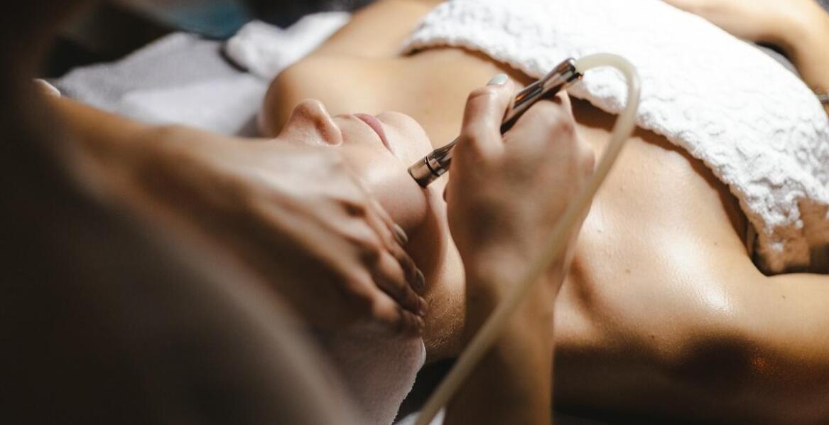 Jak wygląda proces regeneracji skóry po zabiegu oxybrazji?