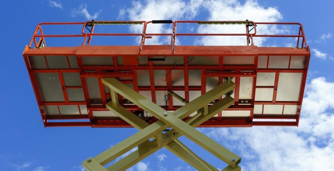 Jakie są najważniejsze cechy podnośników nożycowych przy wynajmie?