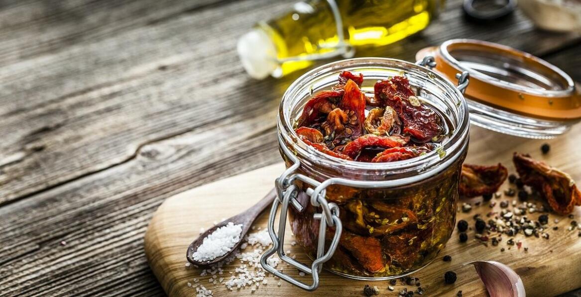 Sekrety marynowania: jak grzyby w pomidorach mogą wzbogacić Twój stół?