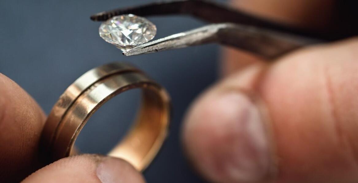 Jak określić rozmiar pierścionka, gdy chcemy go nosić razem z innymi obrączkami?