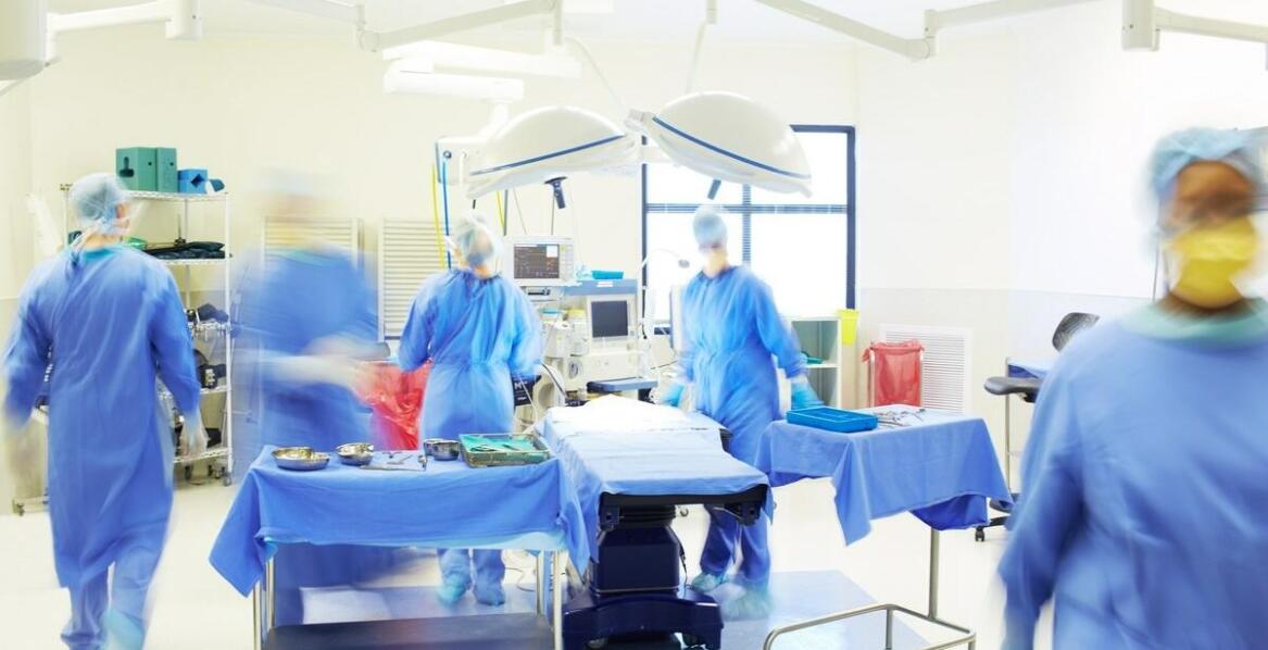 Bezpieczeństwo w stomatologii: jakie procedury zapewniają komfort pacjenta podczas implantacji?