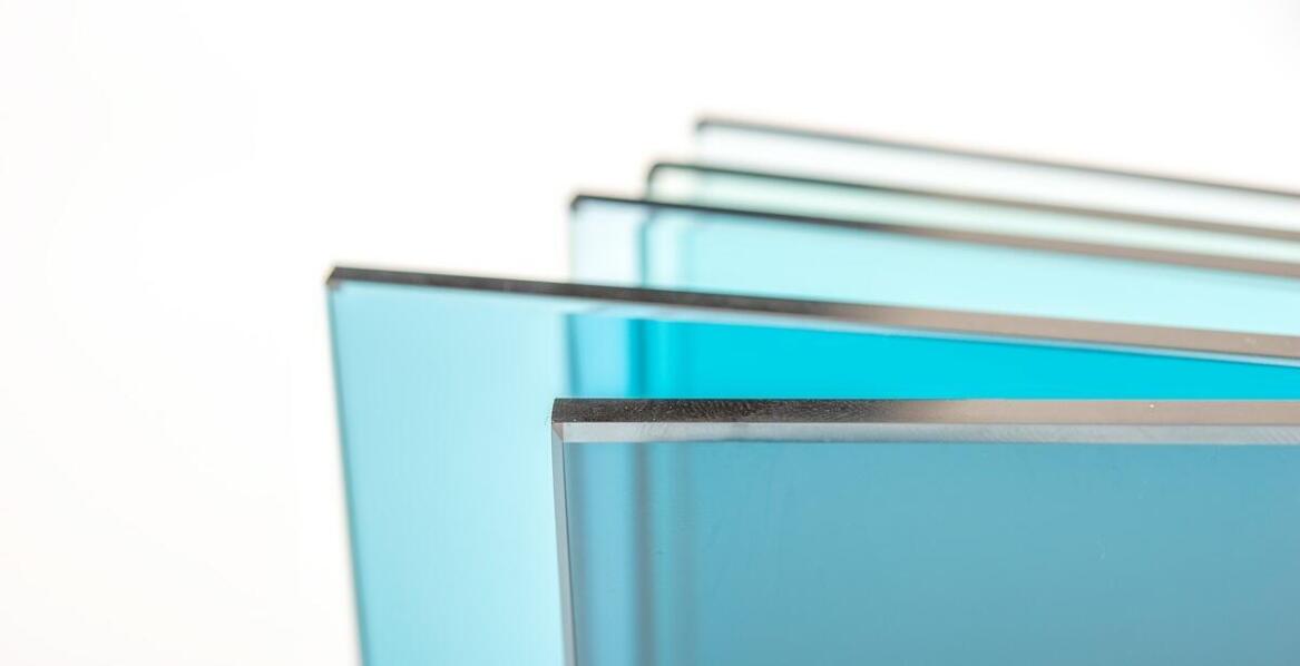 Jak plexi na wymiar wpływa na estetykę i funkcjonalność stojaków informacyjnych