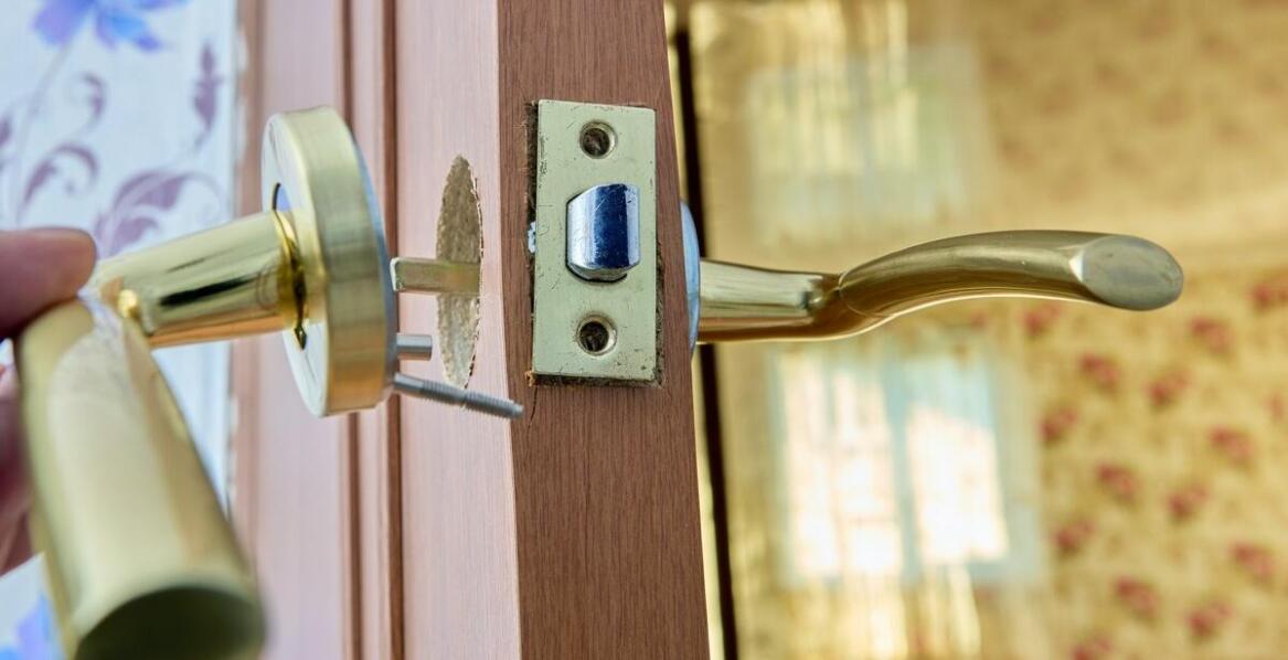 Drzwi zewnętrzne – na co zwrócić uwagę przy wyborze zamków i okuć
