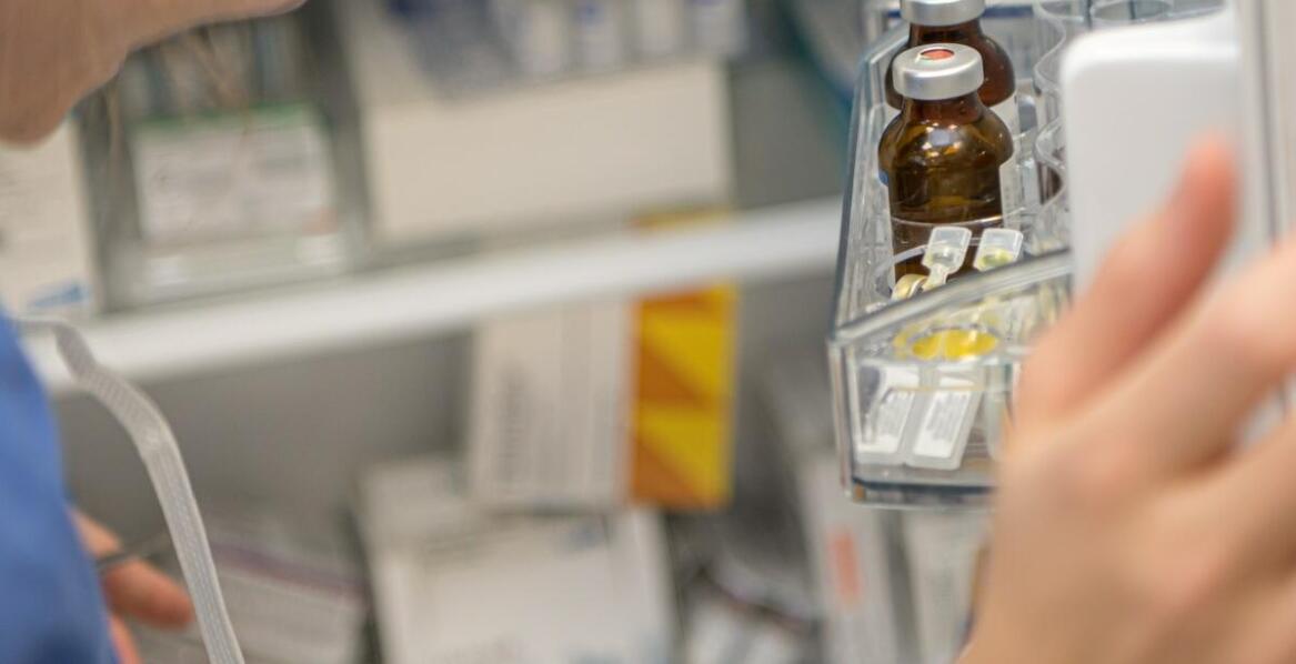 Bezpieczeństwo farmaceutów dzięki loży laminarnej w aptece