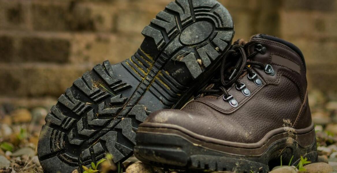 Wybór odpowiednich sznurowadeł do butów roboczych – na co zwrócić uwagę?