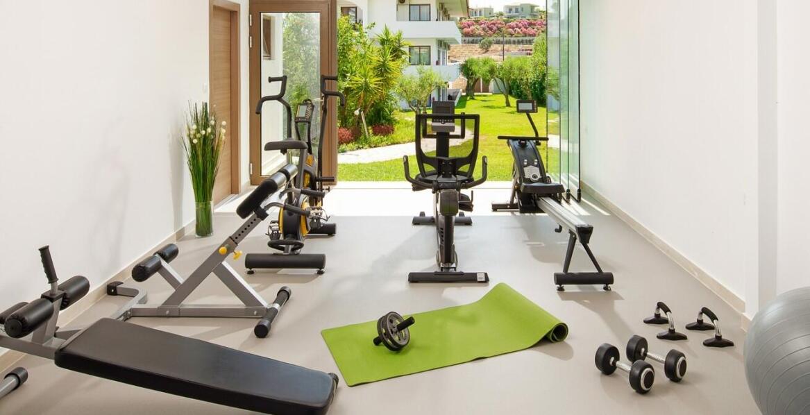 Bieżnie składane vs. stacjonarne: które rozwiązanie wybrać do małych przestrzeni?