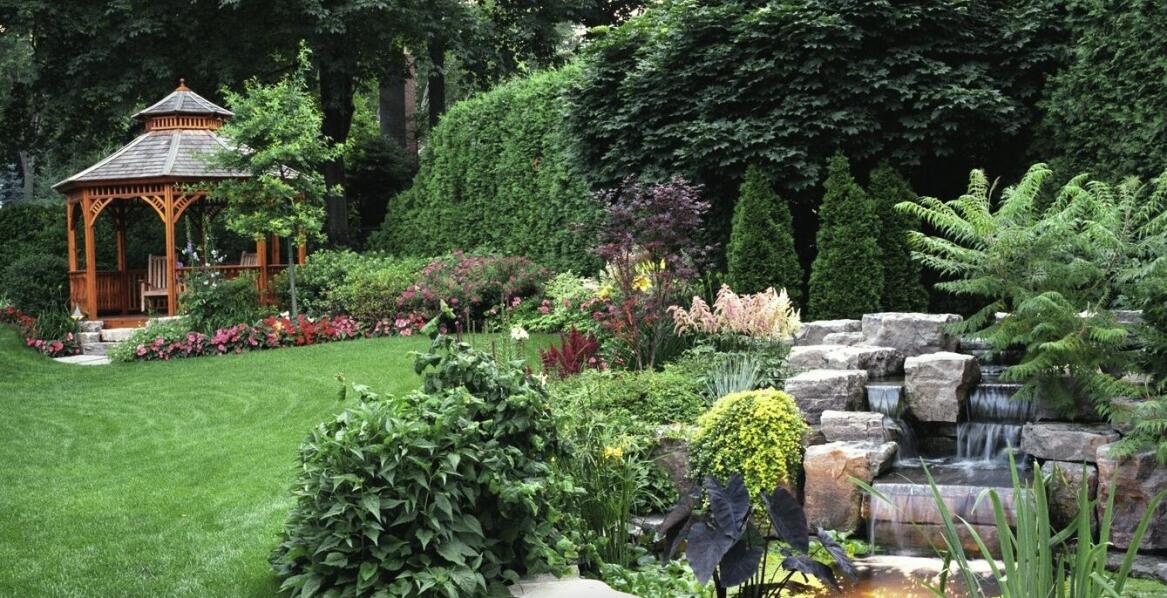 Jak dobierać dodatki do płotów panelowych drewnianych, by podkreślić ich estetykę?