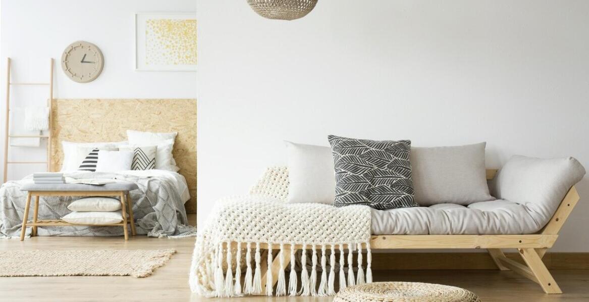 Styl skandynawski i poszewki ozdobne – jak stworzyć spójną aranżację?