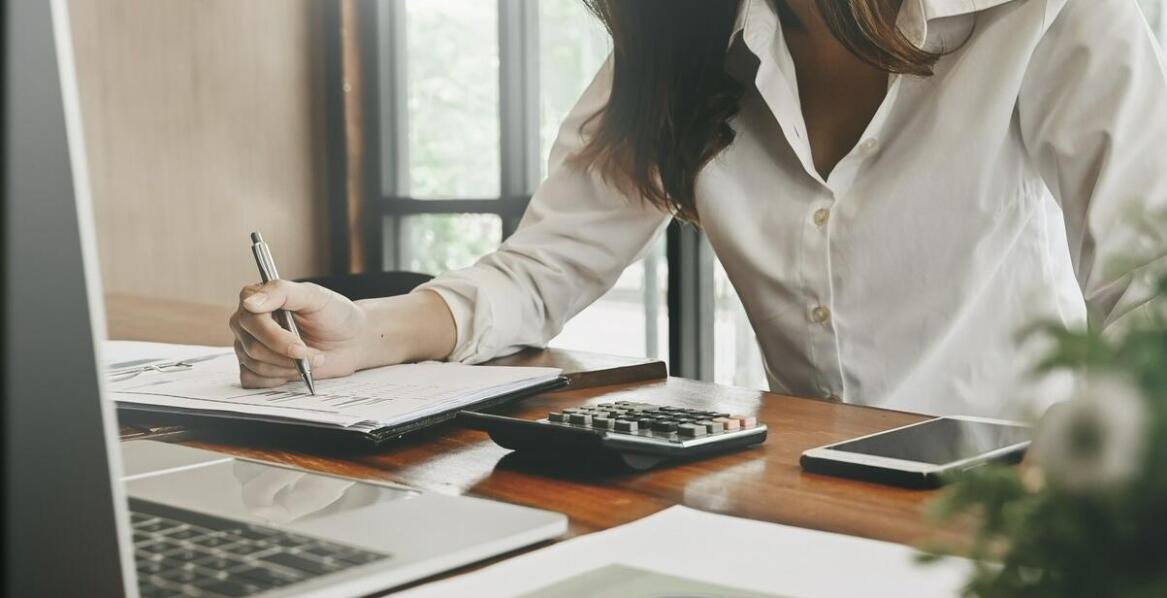 Wsparcie w zakresie podatków dochodowych przez doświadczoną księgową