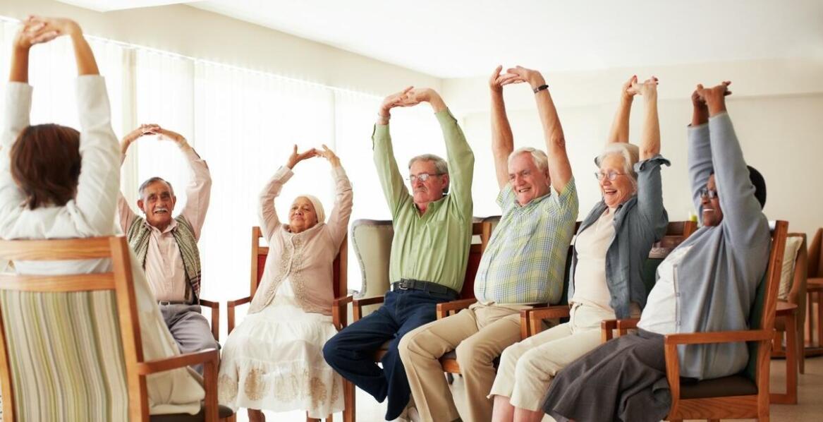 Jakie programy zdrowotne oferują domy opieki dla osób starszych?