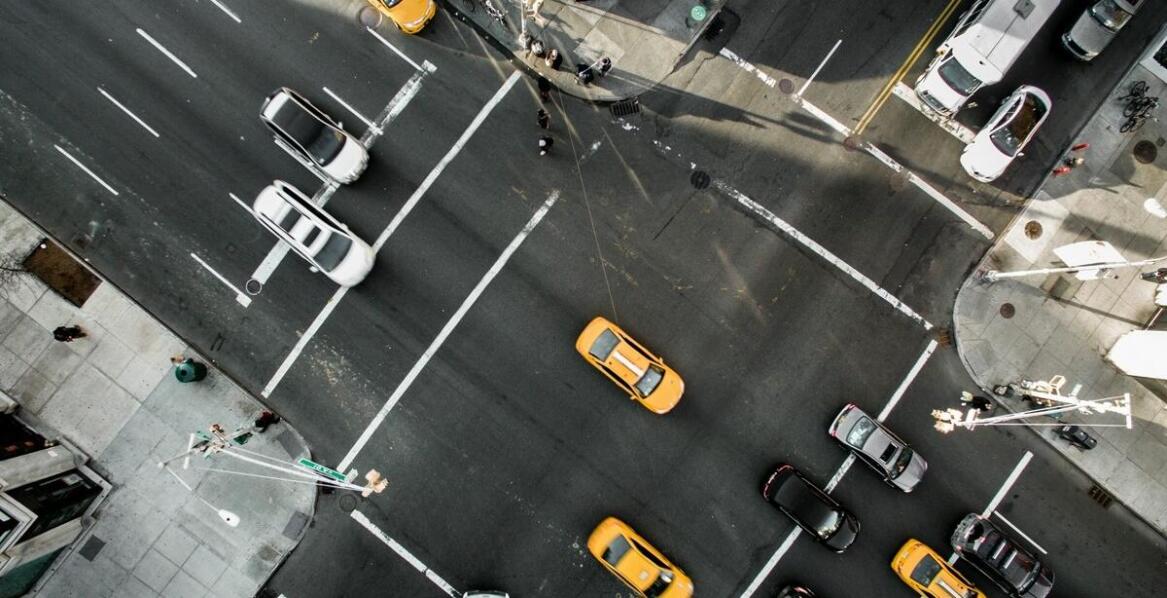 Separator drogowy betonowy – jakie są jego funkcje w systemach zarządzania ruchem?