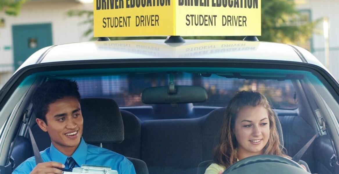 Jak wybrać najlepszą szkołę nauki jazdy dla kategorii E pod kątem cenowym?