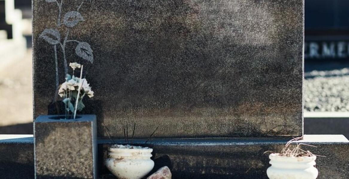 Różne style serc z granitu na pomniki – co oferuje rynek?