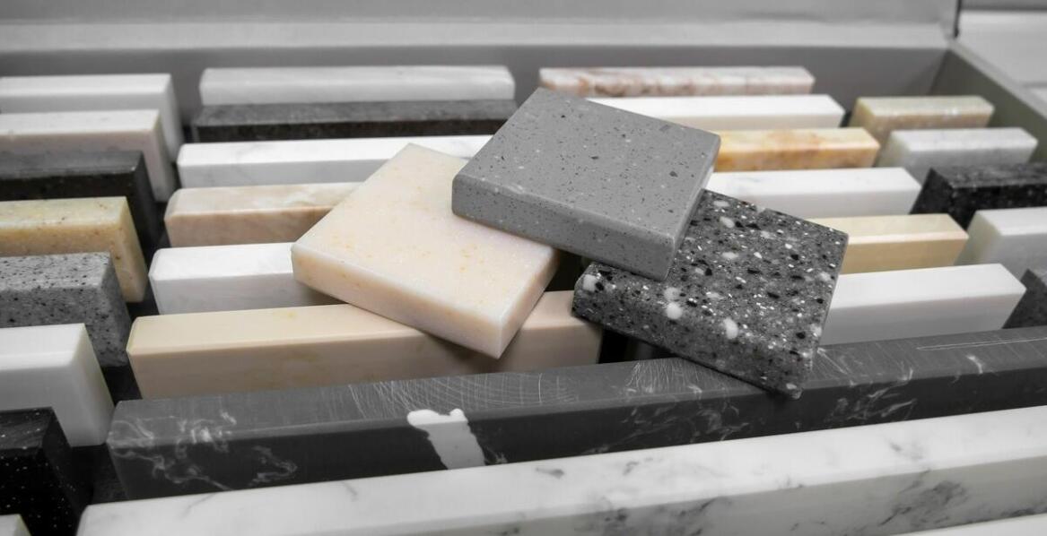 Wybór urn z granitu, marmuru i bazaltu – oferta usług kamieniarskich