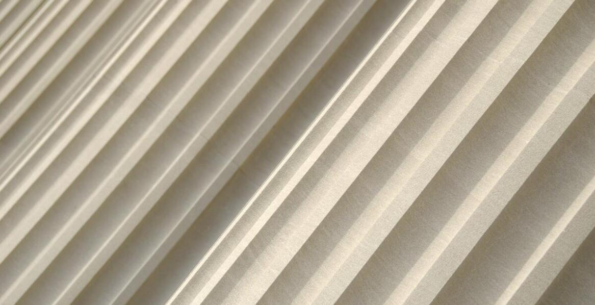 Szerokość krycia blachy trapezowej T14 – jak wpływa na wydajność pokrycia?