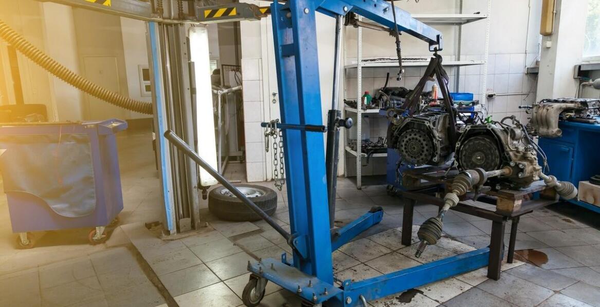 Porównanie lewarka pneumatycznego z innymi typami podnośników