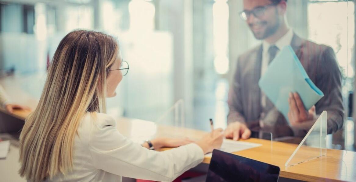 Rola plexi na wymiar w tworzeniu funkcjonalnych osłon COVID