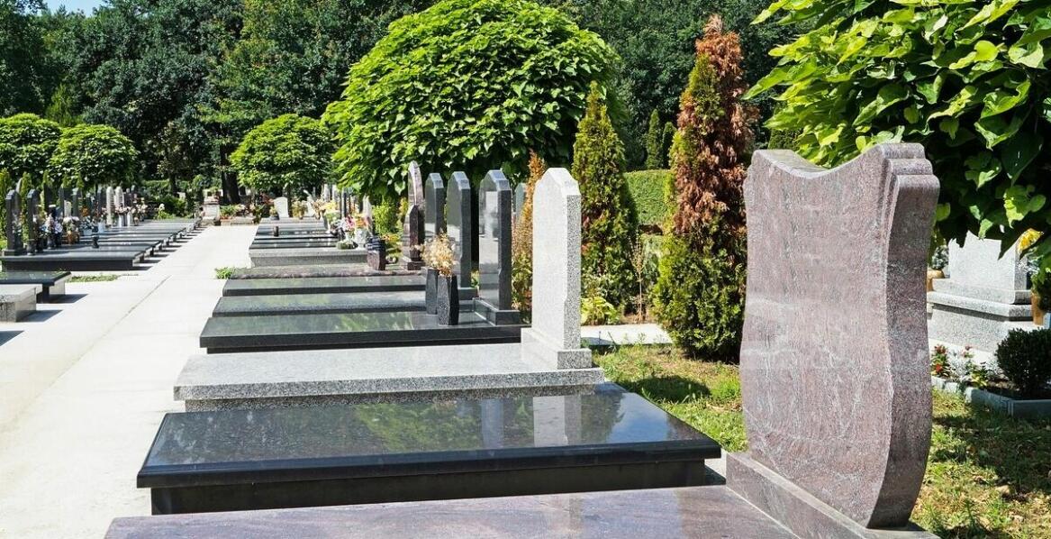 Jak wybierać odpowiednie wzory i napisy na nagrobki?